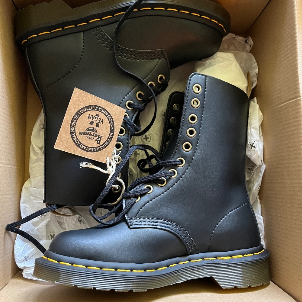 NWT Dr. Marten's Size 5 (US)